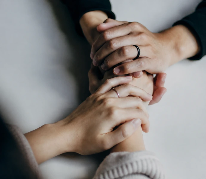 Des mains qui symbolisent l'accompagnement et le soutien