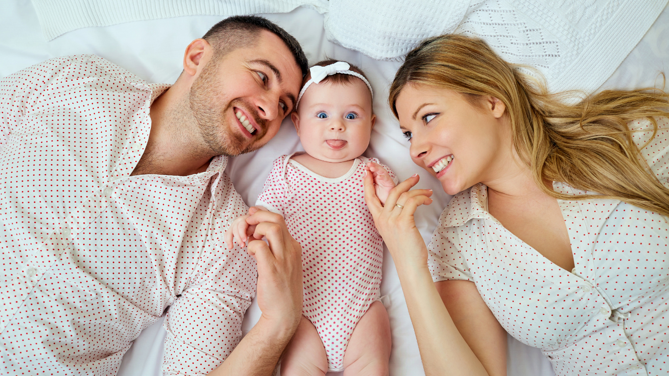 Renforcez vos compétences parentales avec des outils concrets Famille heureuse composée de deux adultes et d’un bébé, symbolisant l'accompagnement parental bienveillant