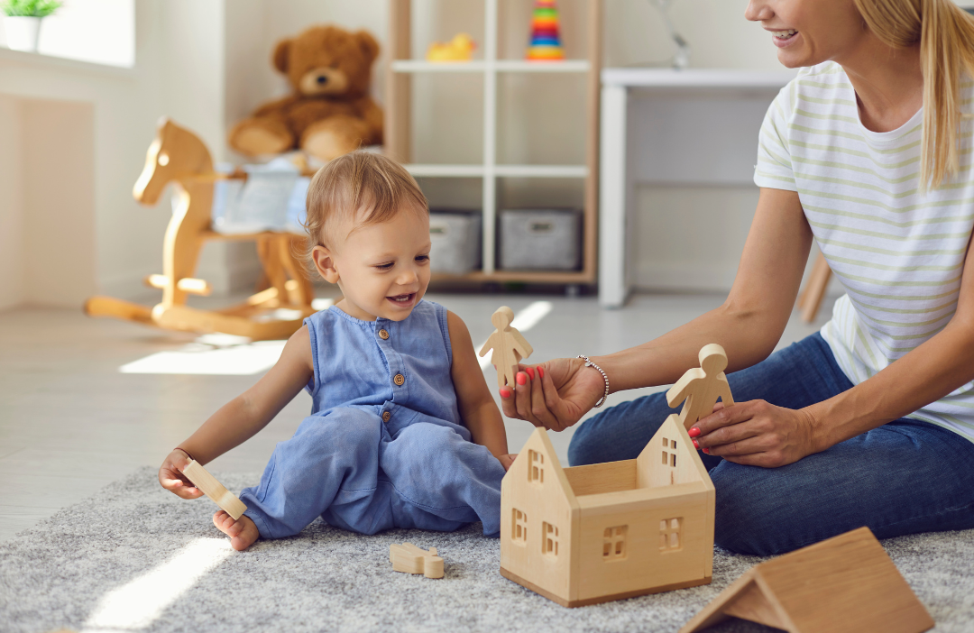 Formations sur mesure pour enrichir les pratiques éducatives Enfant jouant avec une éducatrice de la petite enfance, illustrant les formations pour professionnels